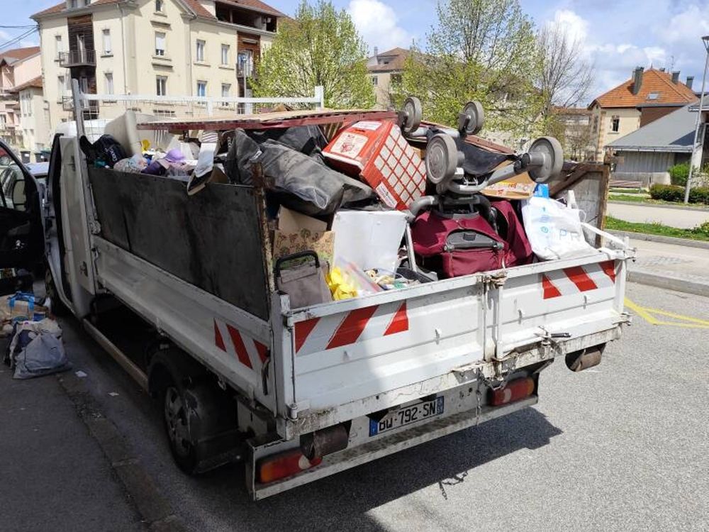 Le camion de Pepito Bricolage chargé après un débarras